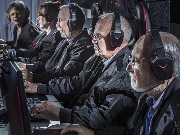 77岁老奶奶在CS2中一穿五引热议,银发电竞选手颠覆年龄界限 77岁老奶奶在CS2中一穿五引热议,银发电竞选手颠覆年龄界限