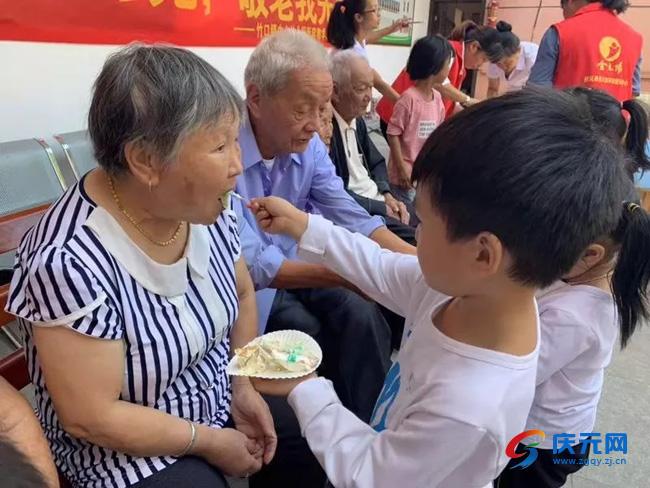 八旬爷爷幼儿园接娃反成爷爷，一场代际误会的社会镜像