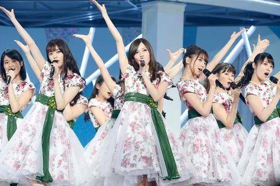 日本女团握手会遭无业男袭击事件,背后的社会反思与安全保障争议 日本女团握手会遭无业男袭击事件,背后的社会反思与安全保障争议