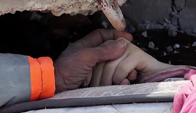 最后一握,何晴离世前最后的温暖 最后一握,何晴离世前最后的温暖