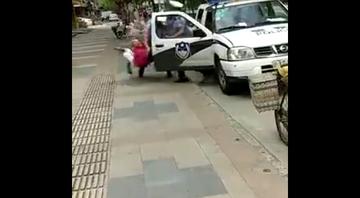 警车接送孩子引争议 警务人员被停职调查折射基层执法规范难题 警车接送孩子引争议 警务人员被停职调查折射基层执法规范难题