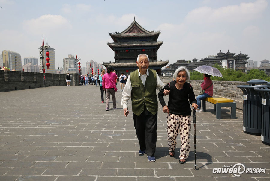 七旬老太西安城墙演绎军人风采引热议
