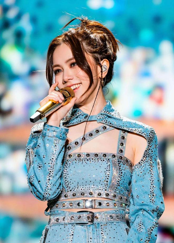 邓紫棋演唱会泪洒香港疫情伤痕,一场失控的真情流露与公众情绪共振 邓紫棋演唱会泪洒香港疫情伤痕,一场失控的真情流露与公众情绪共振