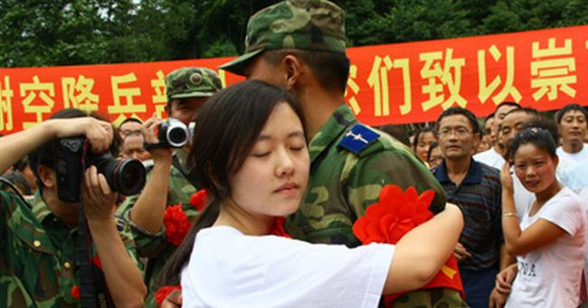 废墟中的誓言,汶川地震被救女孩与施救军婚见证人性奇迹 废墟中的誓言,汶川地震被救女孩与施救军婚见证人性奇迹