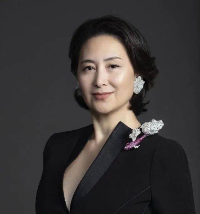 豪门千金与商界女强人共探冰雪奇缘，解码何超琼董明珠的跨界打卡背后的商业密码