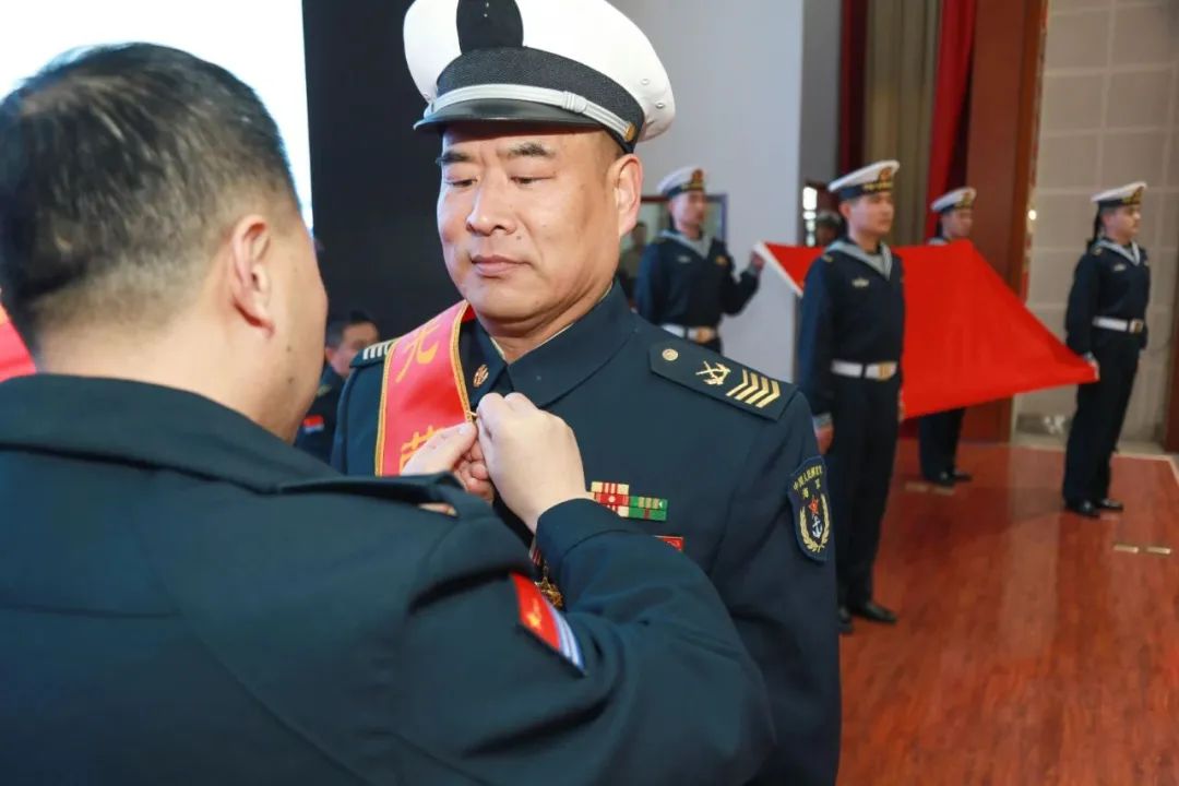 三十载戎马未卸鞍—兵王退休现场，军装浸染岁月，泪光映亮军魂