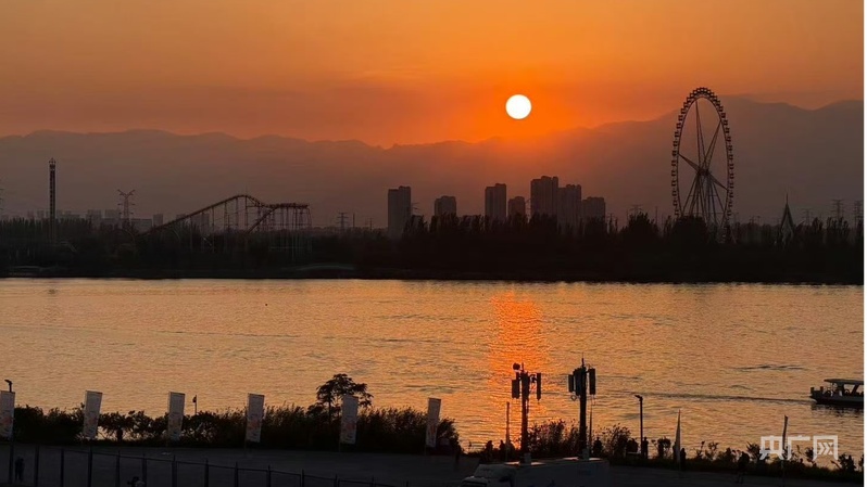 暮色像一把漏沙,在瓦檐上簌簌地流淌。我蹲在老屋后的土岗上,看着掌心的泥土在指缝间簌簌坠落。远处山峦在暮色中渐渐模糊,像浸了水的宣纸,而脚下这捧黄土,正散发着陈年的体温 暮色像一把漏沙,在瓦檐上簌簌地流淌。我蹲在老屋后的土岗上,看着掌心的泥土在指缝间簌簌坠落。远处山峦在暮色中渐渐模糊,像浸了水的宣纸,而脚下这捧黄土,正散发着陈年的体温