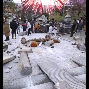 日本遭遇强震，伤亡人数攀升，超10万民众紧急避难