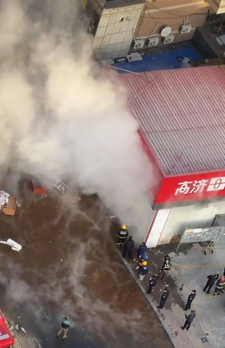 通辽突发供暖管道爆裂事故 蒸汽泄漏引发城市安全隐患