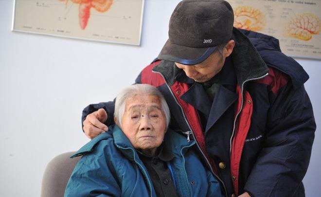 77岁老奶奶在CS2中一穿五引热议,银发电竞选手颠覆年龄界限 77岁老奶奶在CS2中一穿五引热议,银发电竞选手颠覆年龄界限