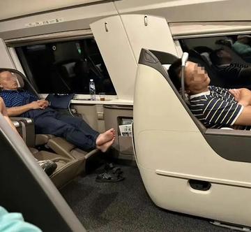 高铁商务座卫生问题引热议，国铁服务如何重拾体面？