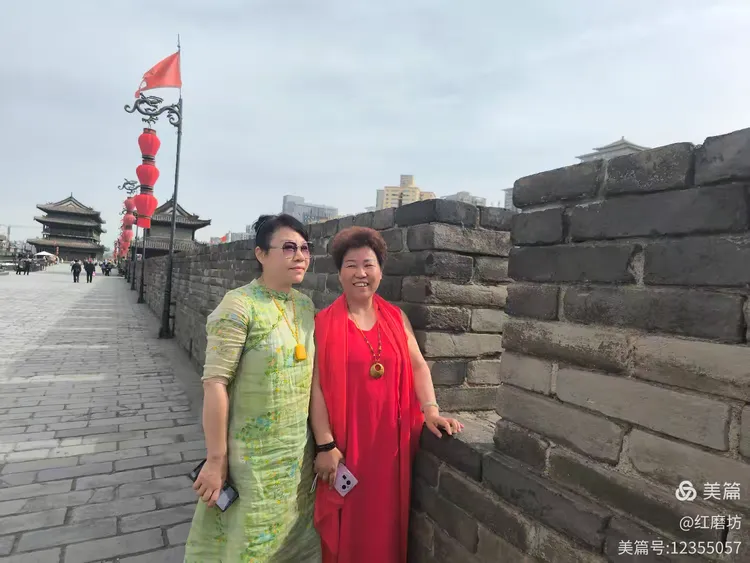 七旬老太西安城墙演绎军人风采引热议 七旬老太西安城墙演绎军人风采引热议