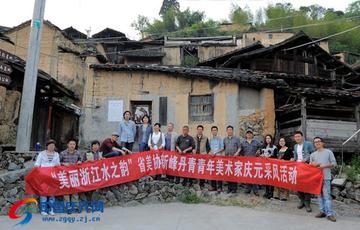 横幅连天映乡情，贵州乡亲用传统仪式迎刀疤哥归乡