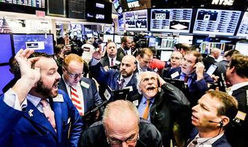 美股三大指数集体收跌 特斯拉重挫3%加息预期与行业竞争双重压力下，市场转向谨慎