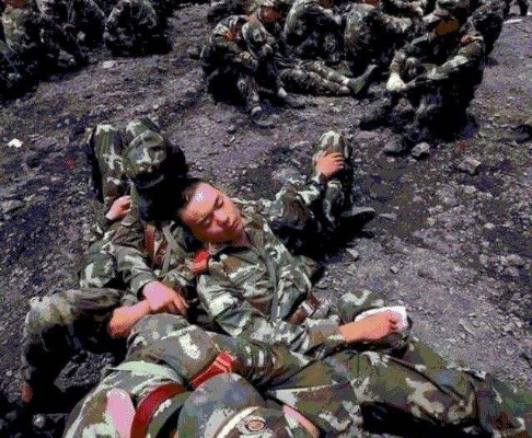 废墟中的誓言，汶川地震被救女孩与施救军婚见证人性奇迹