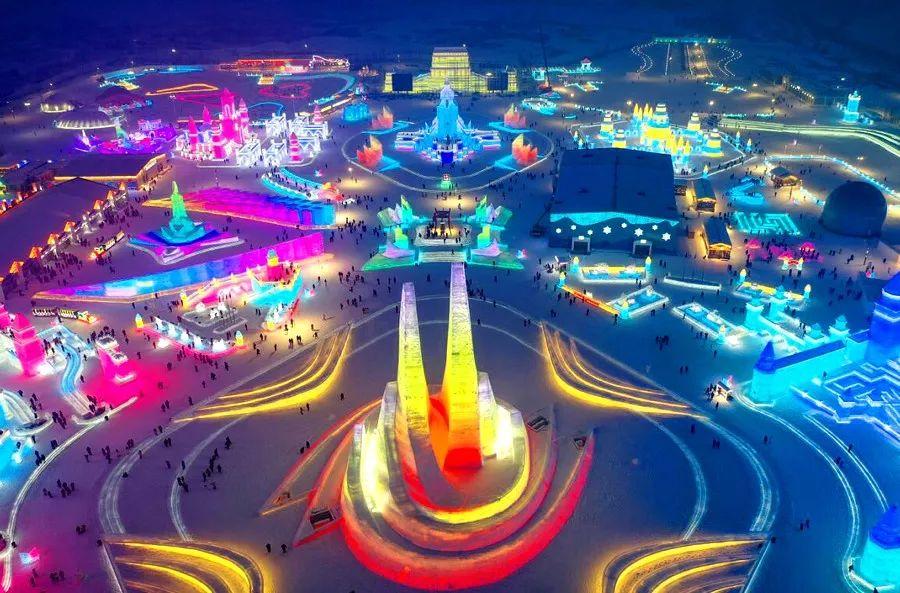 冰城奇景，哈尔滨采冰现场宛如巨型俄罗斯方块坠落人间