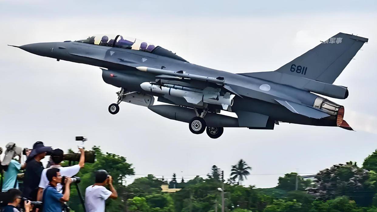 钢铁与火力的交响曲，泰军F-16飞越遇柬重机枪手的边境铁与火之歌