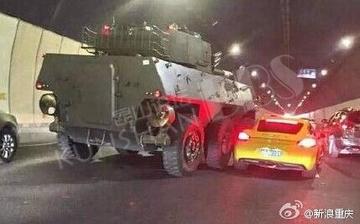 重庆轿车违规掉头撞上装甲车,交通安全再敲警钟 重庆轿车违规掉头撞上装甲车,交通安全再敲警钟