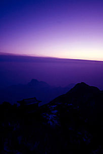 暮色像一把漏沙,在瓦檐上簌簌地流淌。我蹲在老屋后的土岗上,看着掌心的泥土在指缝间簌簌坠落。远处山峦在暮色中渐渐模糊,像浸了水的宣纸,而脚下这捧黄土,正散发着陈年的体温