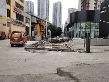 陕西某地给枯草喷颜料引争议，当地回应称美化环境