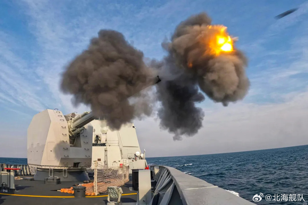 钢铁之师砺锋芒，海军湖北舰实战化训练纪实