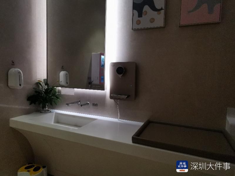 从男性育儿困境到父婴友好城市，深圳公共场所增设父婴室的深层变革