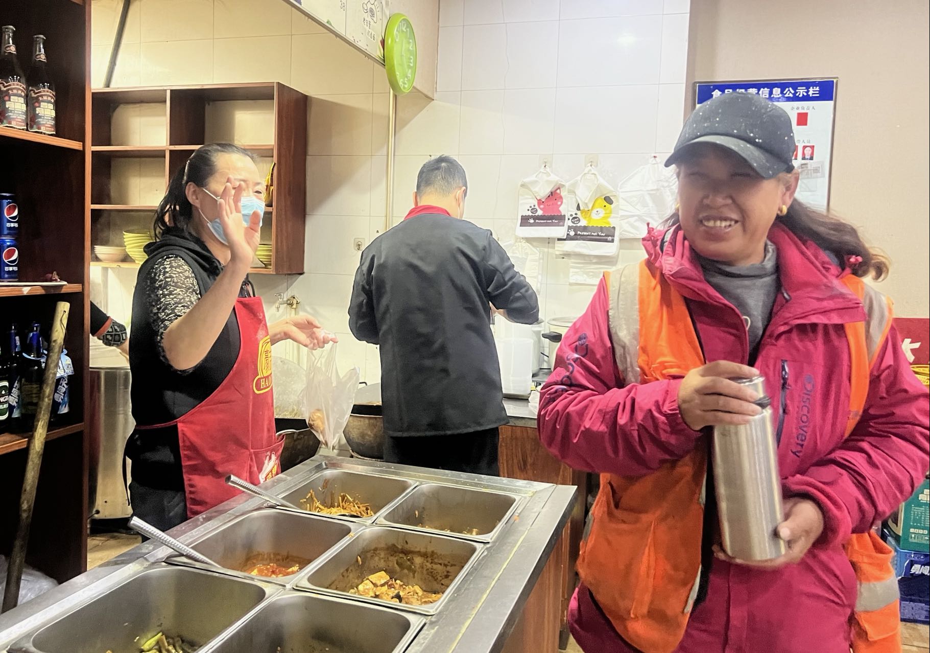 2元买饭遇温情，一碗热饭背后的城市温度