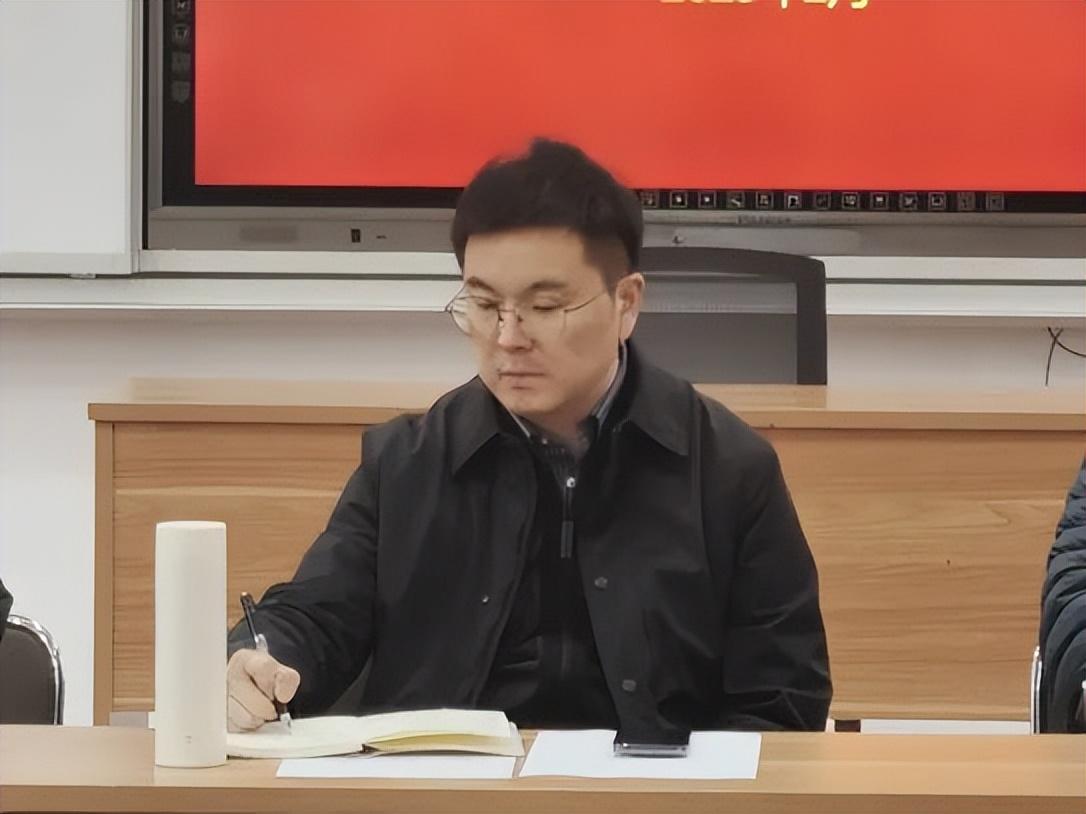 83岁婆婆自家铁门倾倒被砸进ICU,年久失修隐患何时休? 83岁婆婆自家铁门倾倒被砸进ICU,年久失修隐患何时休?