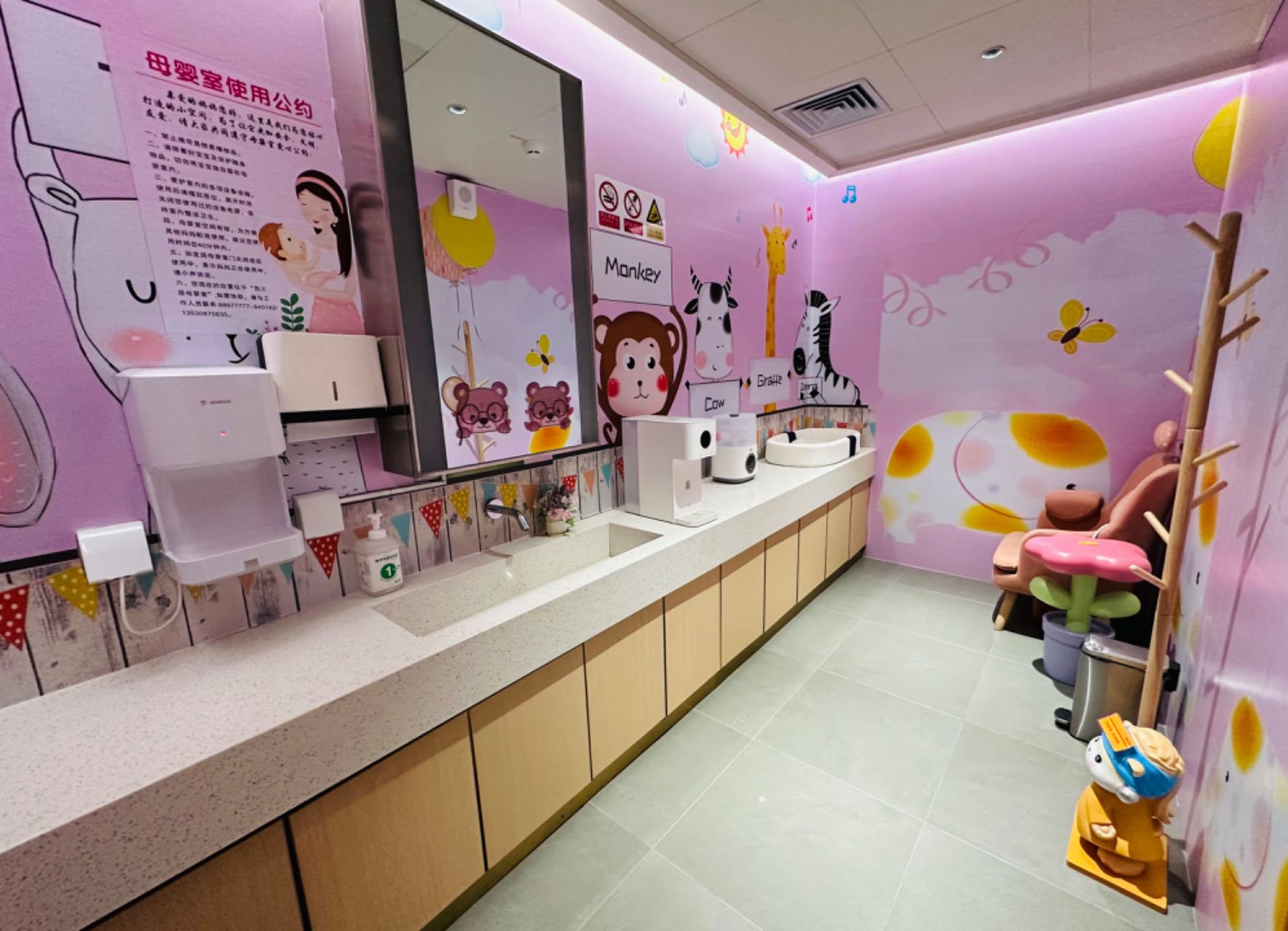 从男性育儿困境到父婴友好城市，深圳公共场所增设父婴室的深层变革