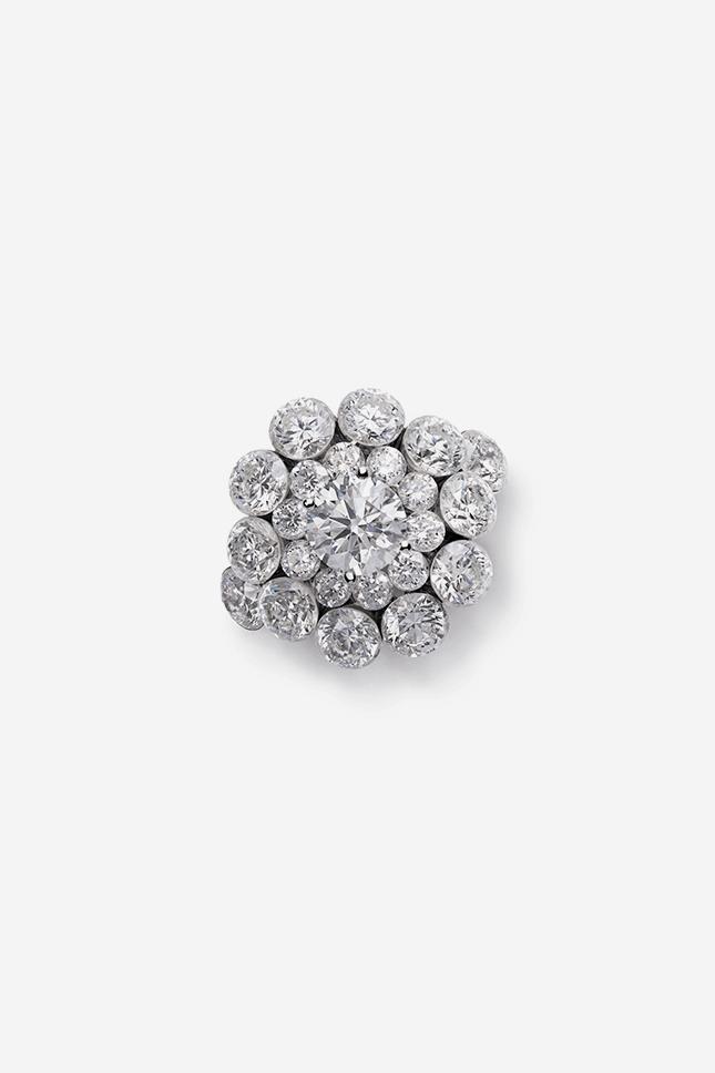 上海商场惊现天降大衣异象,百年商场顶楼惊现数十件悬空的时尚灾难 上海商场惊现天降大衣异象,百年商场顶楼惊现数十件悬空的时尚灾难