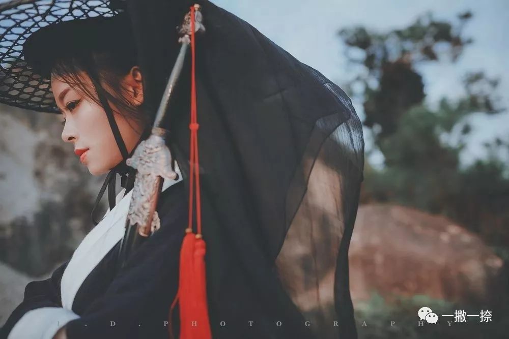 侠骨柔情与江湖永逝，痞子老妖的陨落与网络文学的精神困境