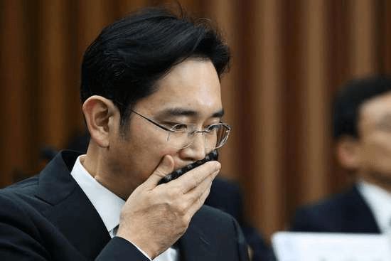 韩国第一夫人金建希涉贪案庭审直击，白发受审折射韩国政坛风暴