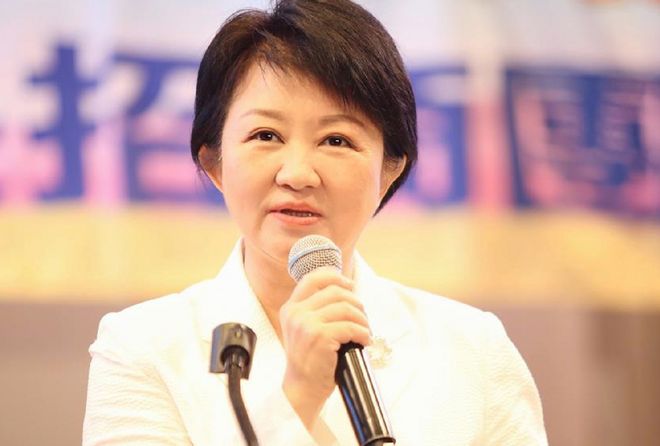 政治舞台上的默契与争议，郑丽文与卢秀燕的三度拥抱背后的权力博弈