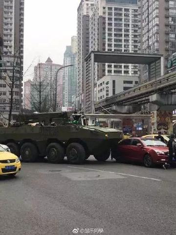 重庆轿车违规掉头撞上装甲车,交通安全再敲警钟 重庆轿车违规掉头撞上装甲车,交通安全再敲警钟