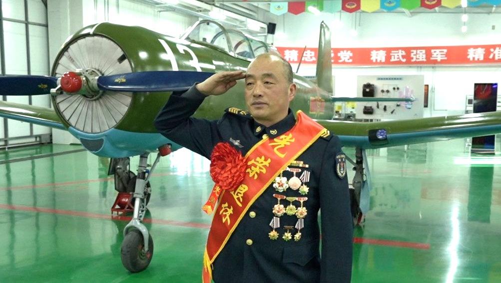 三十载戎马未卸鞍—兵王退休现场，军装浸染岁月，泪光映亮军魂