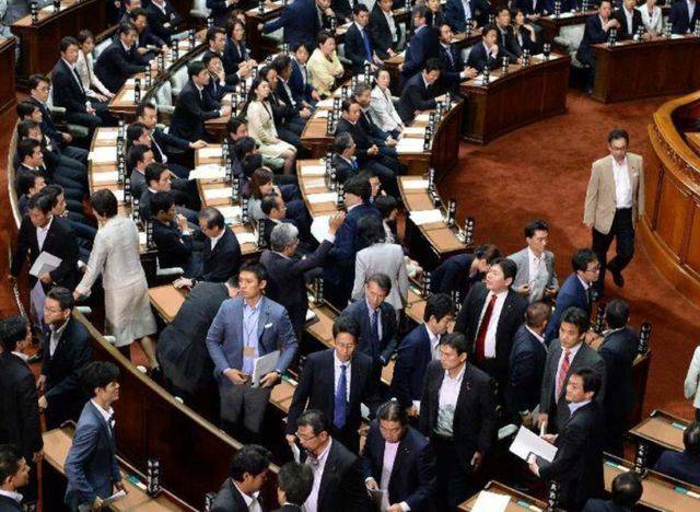 日本学者激辩亡国内阁,当历史伤痕遭遇现实困境 日本学者激辩亡国内阁,当历史伤痕遭遇现实困境