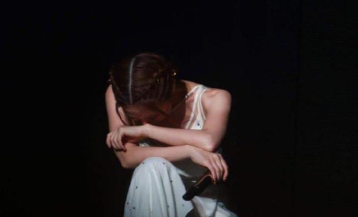 舞台上的眼泪与城市的伤痕，邓紫棋演唱会情绪失控事件背后的公众情感困境