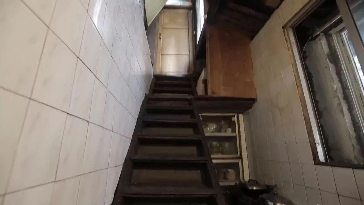 83岁婆婆自家铁门倾倒被砸进ICU,年久失修隐患何时休? 83岁婆婆自家铁门倾倒被砸进ICU,年久失修隐患何时休?