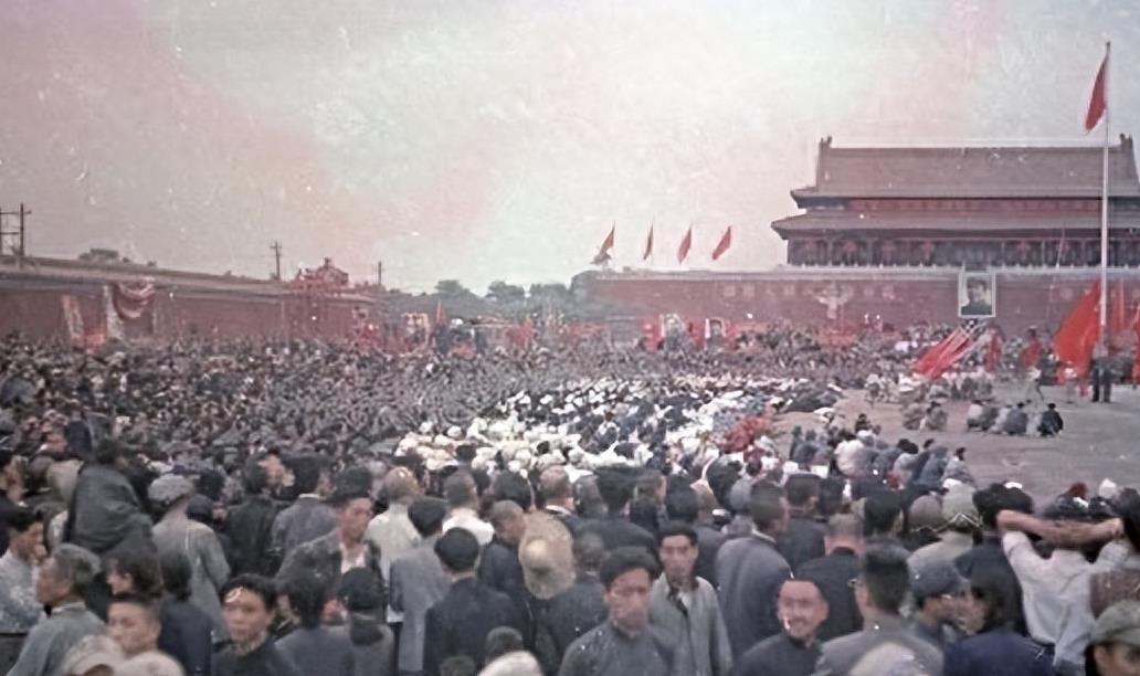 83岁婆婆自家铁门倾倒被砸进ICU,年久失修隐患何时休? 83岁婆婆自家铁门倾倒被砸进ICU,年久失修隐患何时休?