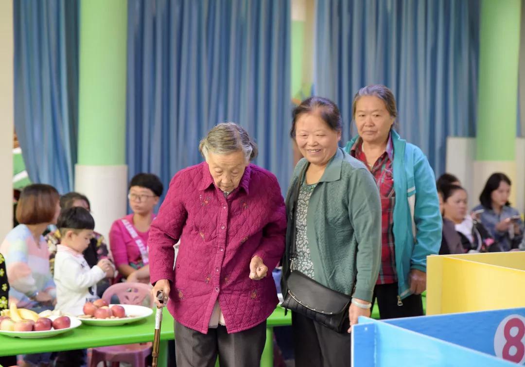 八旬爷爷幼儿园接娃反成爷爷，一场代际误会的社会镜像