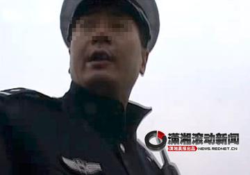 警车接送孩子引争议 警务人员被停职调查折射基层执法规范难题