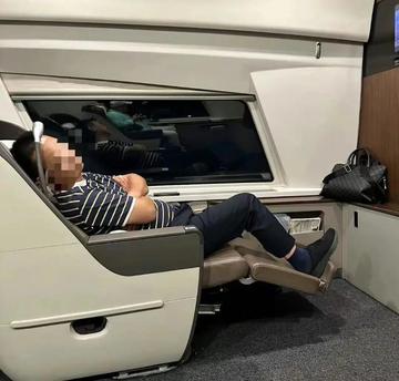 高铁商务座卫生问题引热议，国铁服务如何重拾体面？