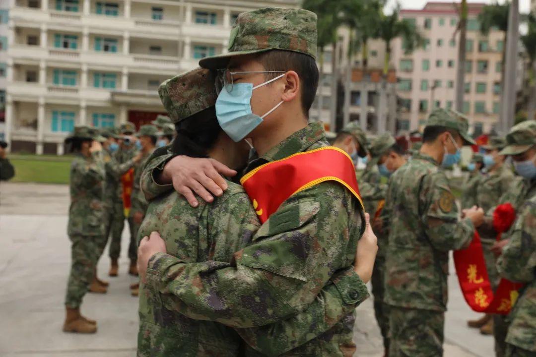 最后一次敬礼，一名军士退役仪式背后的故事