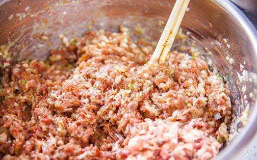 饺子馅里的致命毒计,一场职场恩怨的悲剧性发酵 饺子馅里的致命毒计,一场职场恩怨的悲剧性发酵