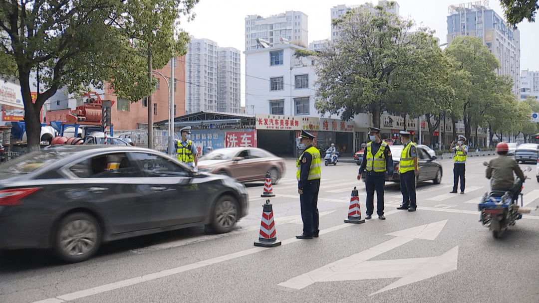 印度浓雾致11车连环相撞13死,交通安全隐患再引关注 印度浓雾致11车连环相撞13死,交通安全隐患再引关注