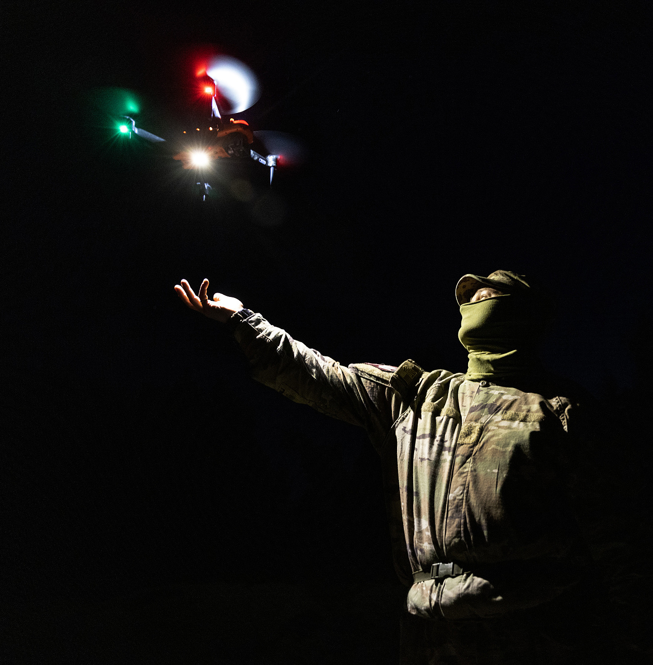 泽连斯基亲临库皮扬斯克前线，乌克兰抵抗意志的具象化宣言