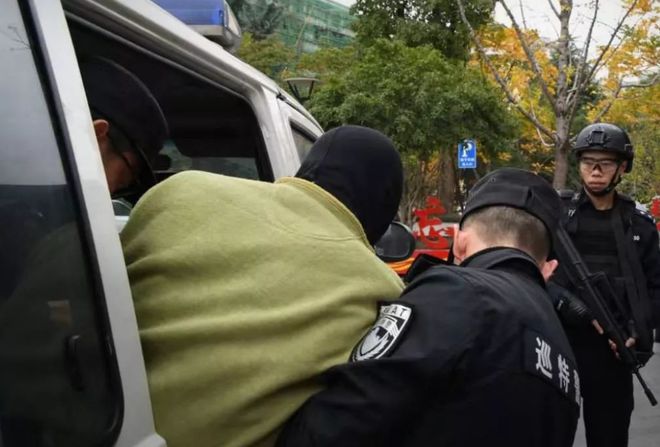 谁在滥用警察身份？辅警盗用副所长证书贩卖公民信息案曝光