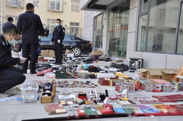 雌雄双盗，暴力撞门盗窃案背后的社会警示