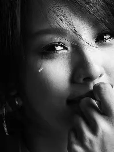 舞台上的眼泪与城市的伤痕,邓紫棋演唱会情绪失控事件背后的公众情感困境 舞台上的眼泪与城市的伤痕,邓紫棋演唱会情绪失控事件背后的公众情感困境