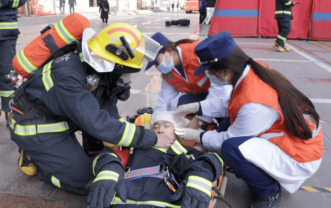 香港火灾致151人死亡30余人失联，城市创伤与救援挑战